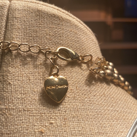 Betsey Johnson Graduated Pearl Necklace with Diamanté & Gold-tone Flower Detail. - Picture 6 of 7